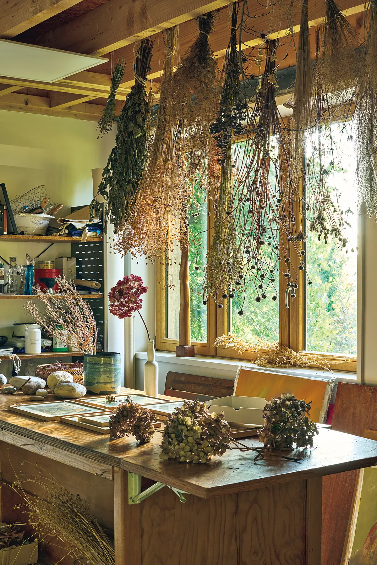 アト リエの一角にしつらえた、ドライフラワールーム