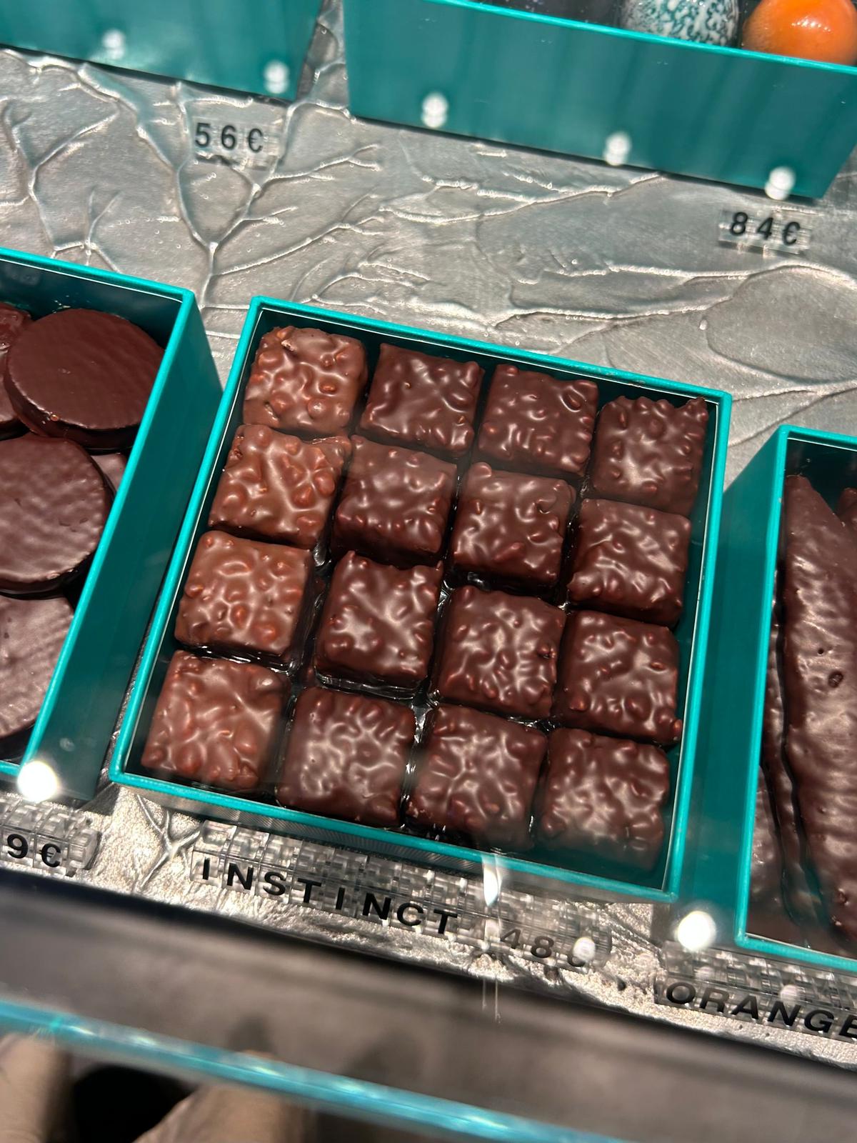 緑の箱に入ったパトリックロジェのチョコレートが並ぶ。種類は、Instinct（アンスタン）。