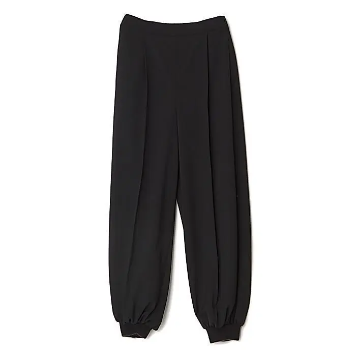 黒色のドローストリングパンツ。ゆったりとしたシルエットで、裾にギャザーが寄せられている。ハイウエストで、シンプルなデザイン。