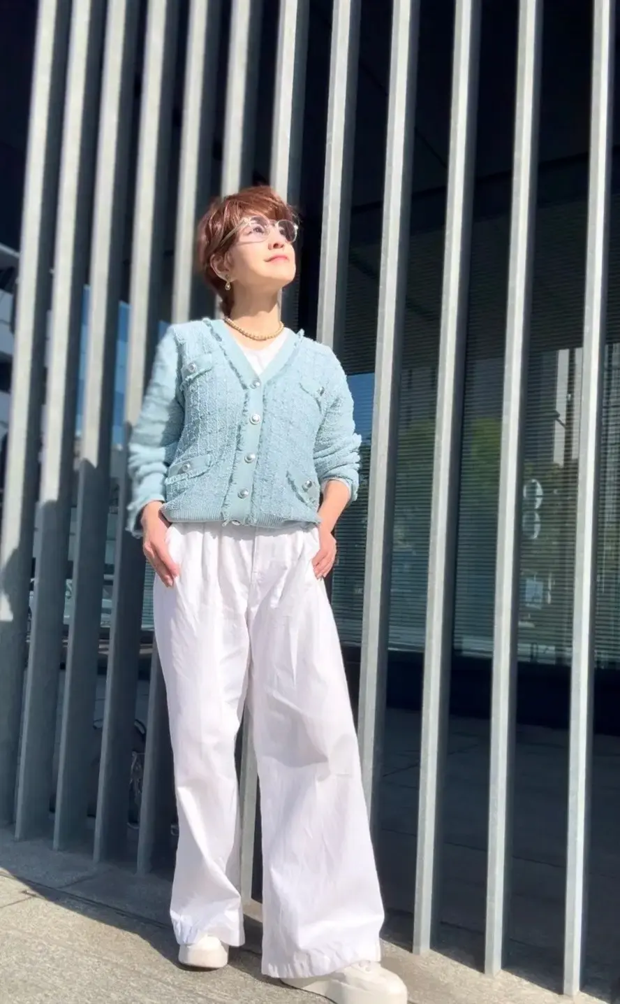 都会に映える、爽やかブルー×白パンツコーデ