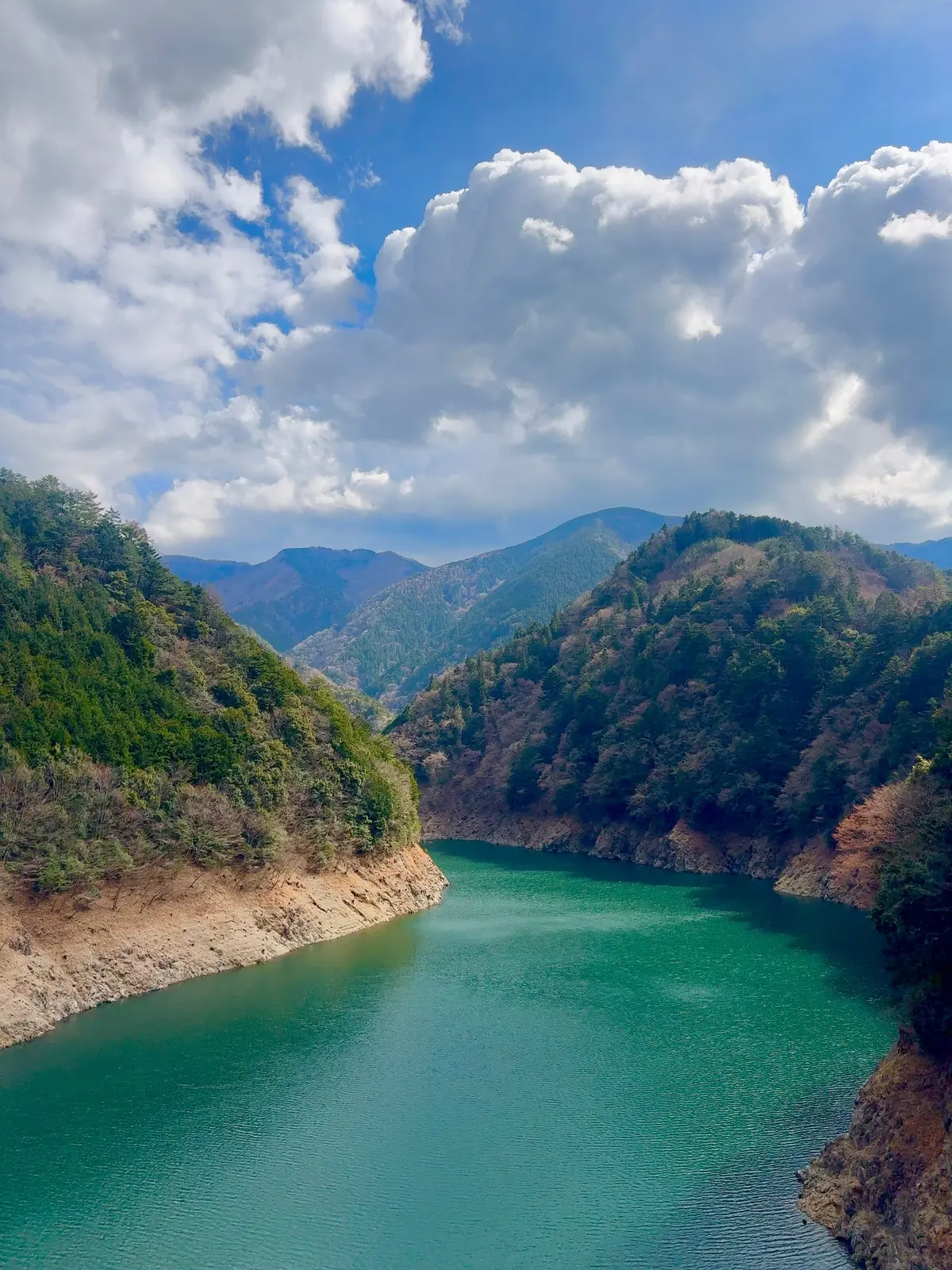 【絶景秘境】エメラルドグリーンの湖に浮かの画像_9
