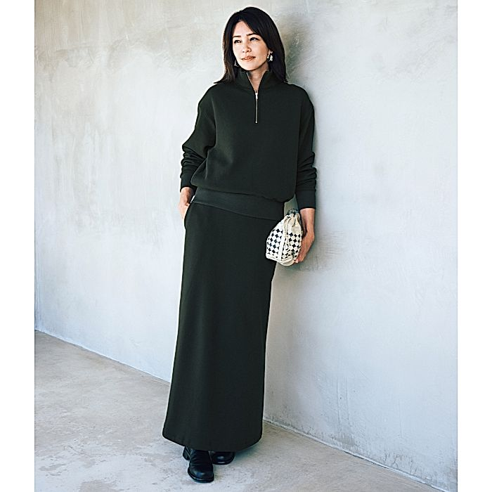 SLOANE×eclat
【別注】裏起毛ZIPプルオーバー￥23,100 ×【別注】裏起毛マキシスカート￥16,500　アッシュブラックのセットアップ、全身モデルカット