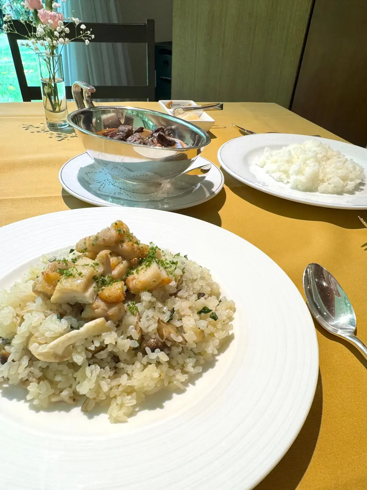 【軽井沢】季節の変わり目に。心が整う庭園とクラシックなホテルでランチ