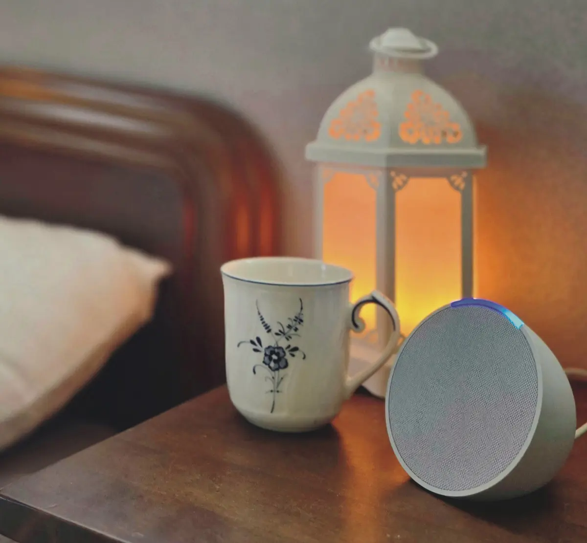 50代　生活家電　Amazon　「Amazonのスマートスピ ーカーを1階と2階に設置。 家事をしながら音楽やラジ オを聞いたり、2階の子供 たちに呼びかけたり。外出 中に、留守番の子供との通 話やロボット掃除機の操作 もできて大助かり！」