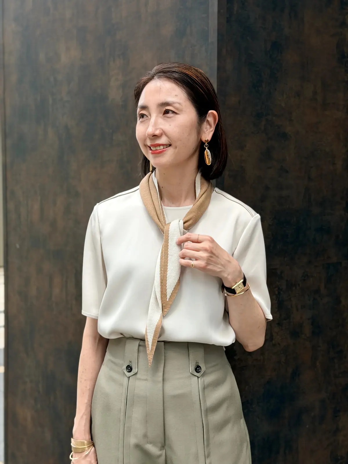 2026年最新　50代が行くべきセレクトショップ　秋コーデ　サテンTシャツ　スカーフ　パンツ　上半身　ビームス ハウス 六本木