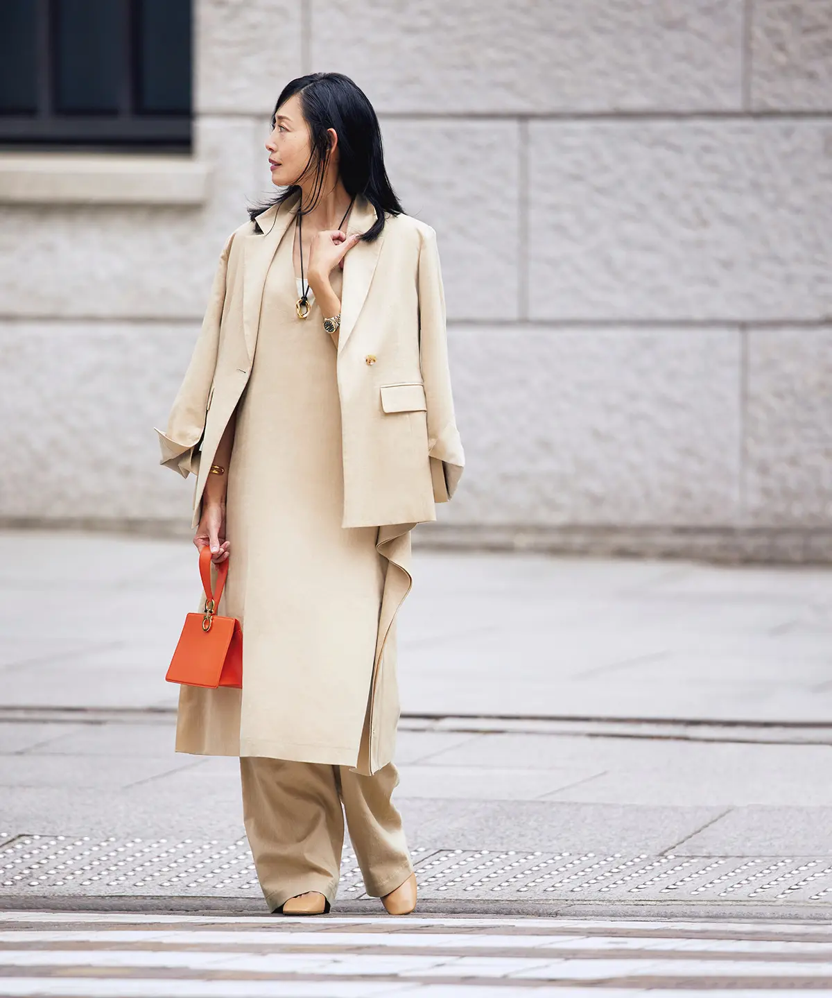 登壇する日はジャケットで キリリと決めて。 ワンピースの重ね着が新鮮なバランス