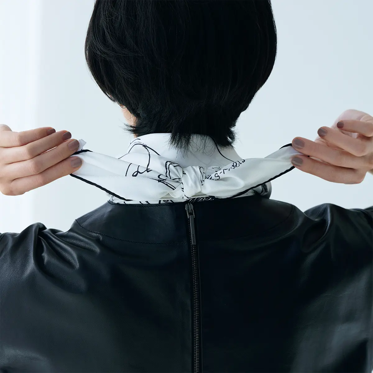 後ろで１回結ぶ。両端はそのま までも、スカーフ下に入れても