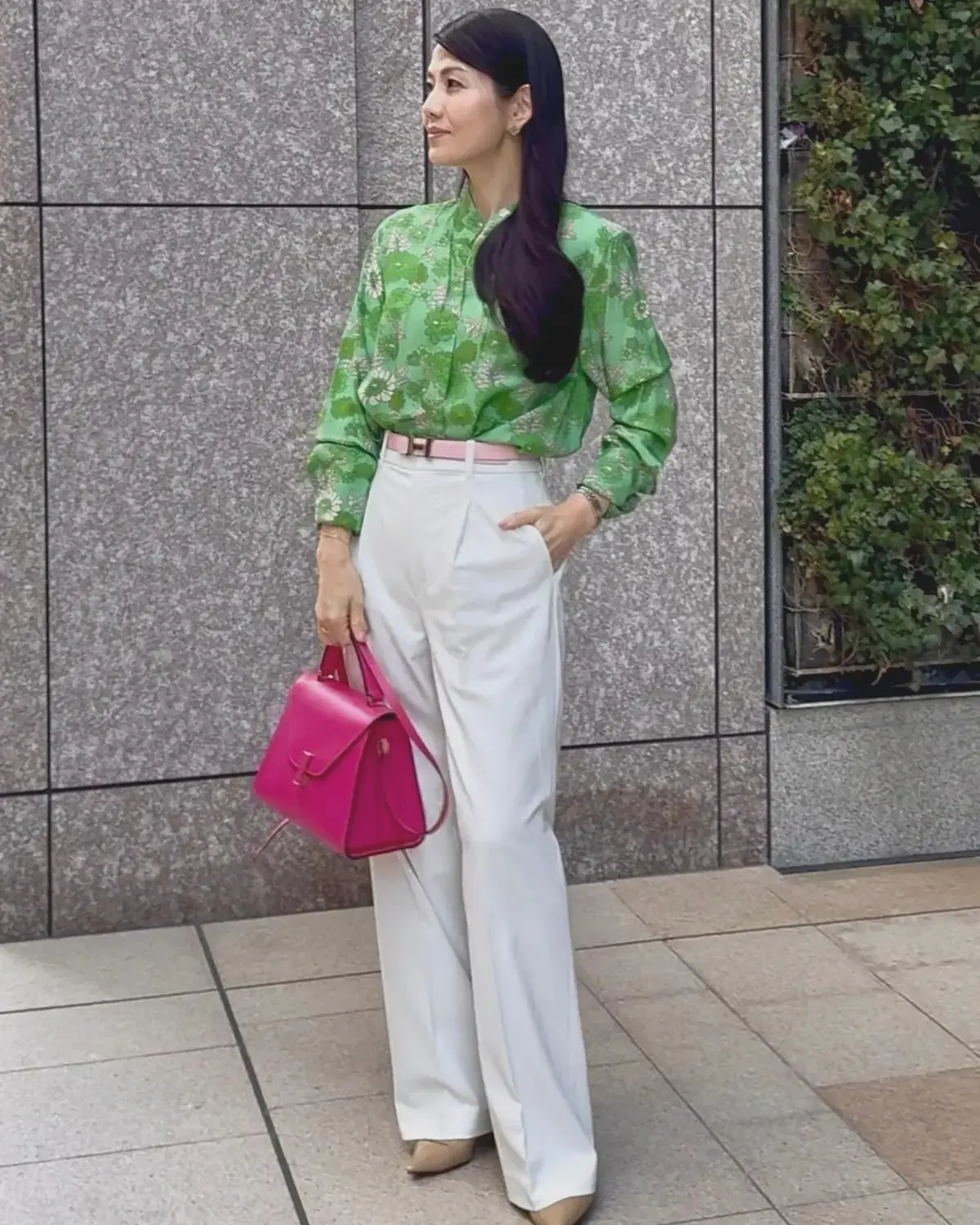 ユニクロ　タックワイドパンツ　ホワイト　シャツ