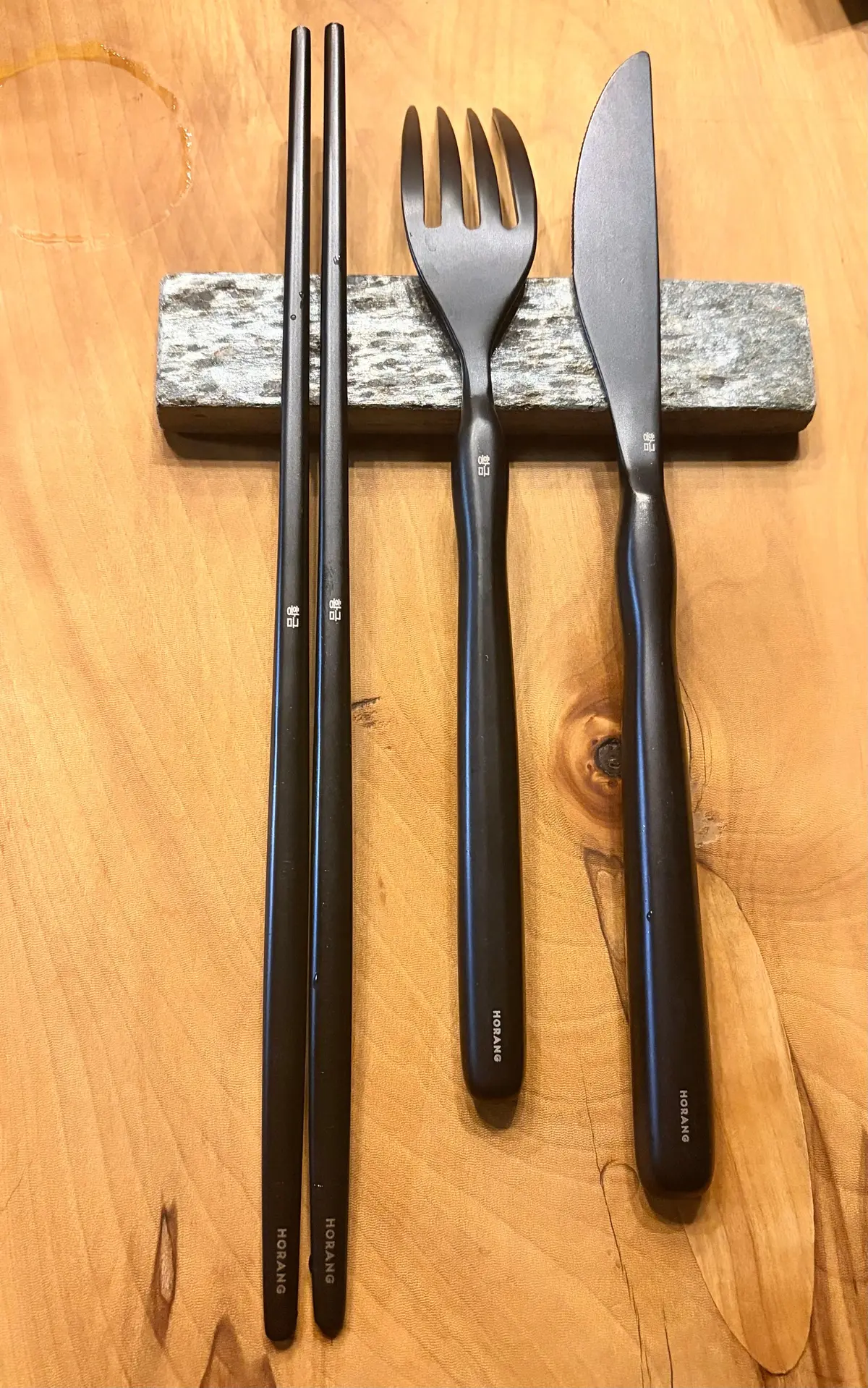 BTSのジョングクやテテも愛用。韓国初のカトラリー。食器は黒色で、それぞれ「HORANG」のロゴが刻印されている。