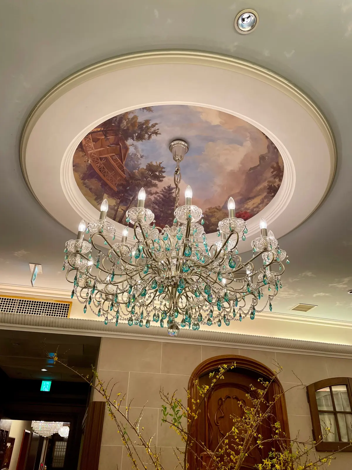 巴里夕顔、銀座、フレンチ、フランス料理、芸術、美術、アール・ヌーヴォー、内装、芸術品、美術品、シャンデリア、天蓋、絵画、壁画、天井画、絵画、アート、