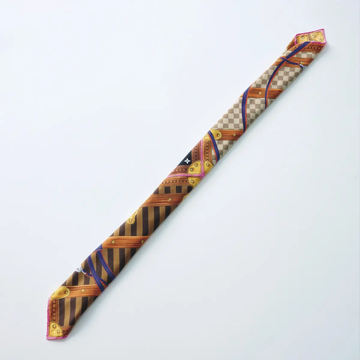 次に、幅が8cmほどの細長い 形になるよう内側に折り込む