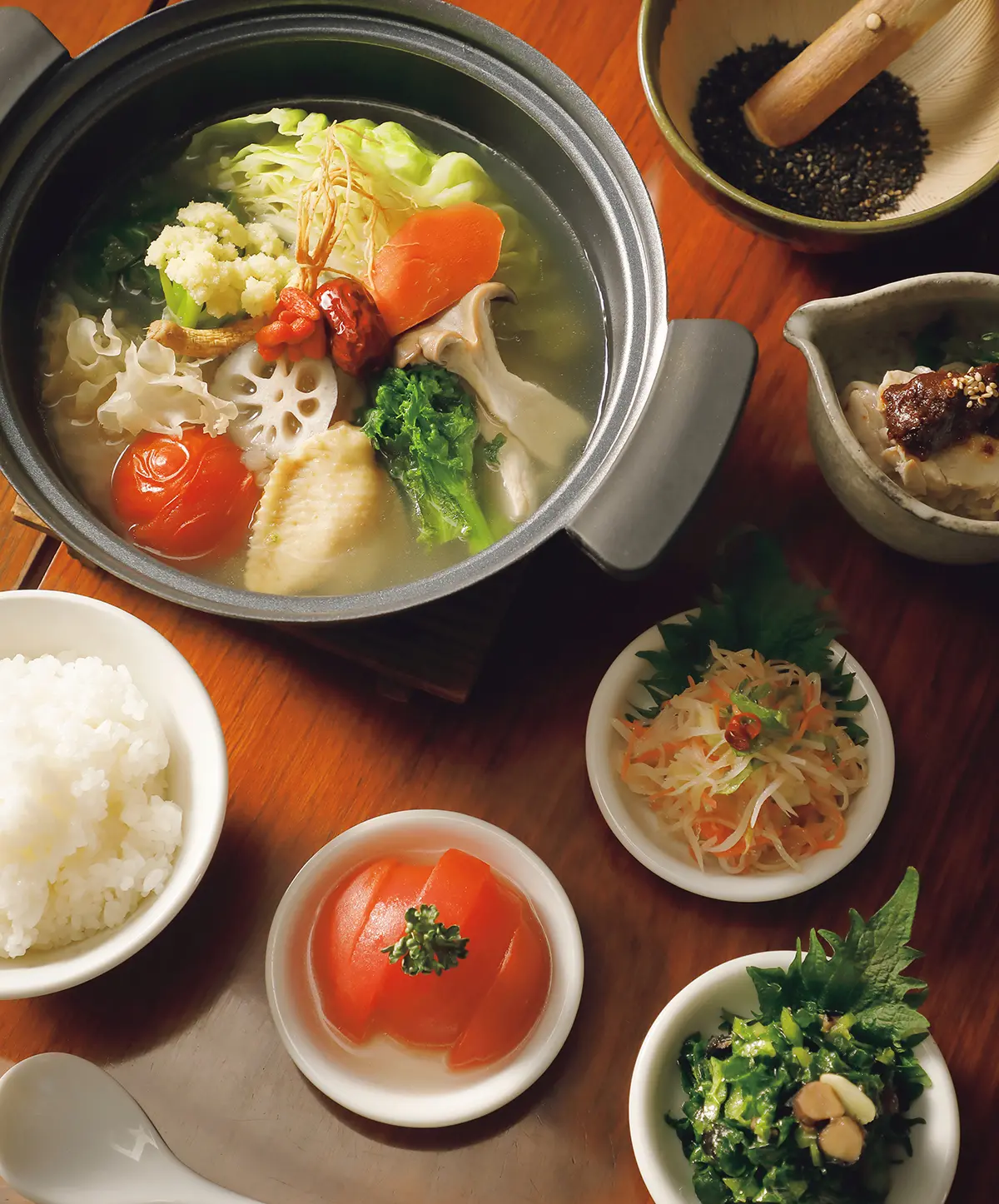 メイン料理 に薬膳小皿4品、ごはんがつい た薬膳ランチ¥3,000〜4,000