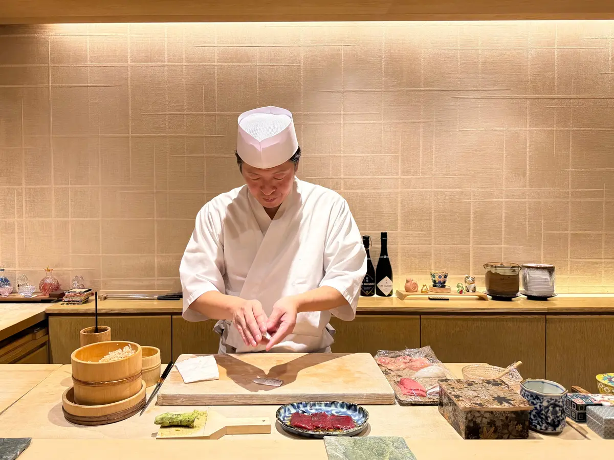 カウンター 寿司 江戸前鮨〈鮨 輝〉東京・西麻布