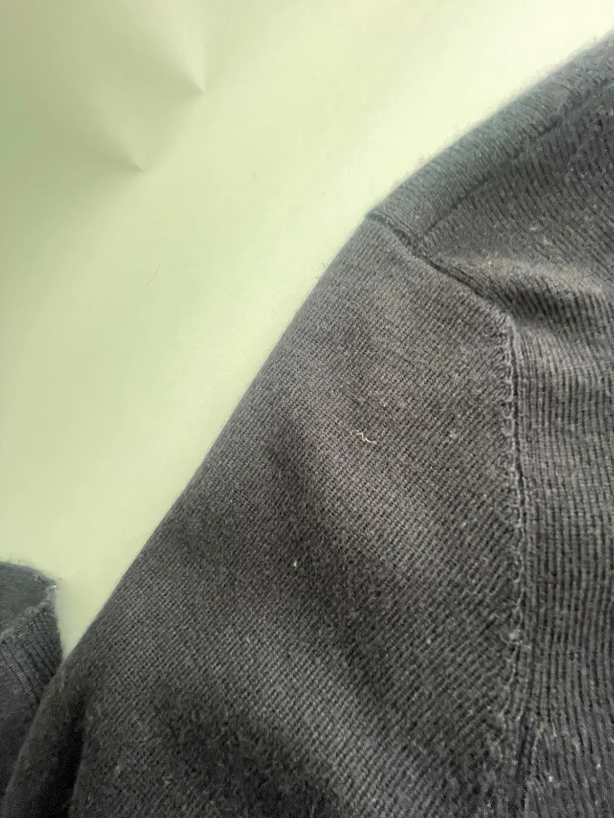 プラダの黒カーディガン 肩のライン　エクラ編集部偏愛図鑑