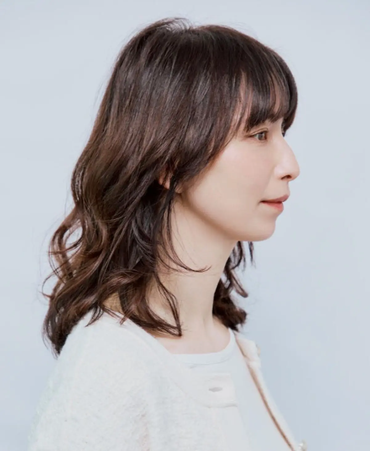 Webエクラ 横から見たミディアムヘアスタイル