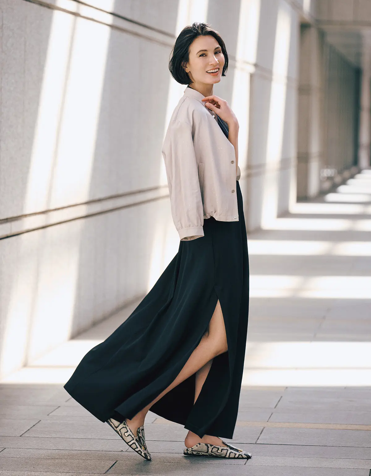 上品な脚見せを成功させる ロング丈とスリットの絶妙バランス