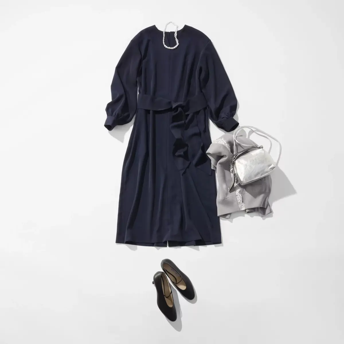  お知らせを開くNew ECLATを開く ユーザーメニューを開く 新規作成 Home 記事一覧 記事編集  基本設定  タイトル 必須 【40代・50代 ファッション】シーン別・春のセレモニーコーデBEST 7ルック ※改行は使用できません。  文字数: 40 タイトル画像 選択されていません 推奨画像サイズ：幅1840px以上（高さ自由） カテゴリ 必須  ファッション サブカテゴリ 必須  ファッションTOPICS パーマリンク パーマリンクを入力してください ディスクリプション 必須 あ ※検索結果の説明文になるテキストです。記事には反映されません。  文字数: 1 公開URL https://eclat.hpplus.jp/fashion/topics/200662/ 外部共有用プレビューURL https://eclat.hpplus.jp/redirect/preview/content/200662/ プレビューPC プレビューSP スマホでご利用の場合は「プレビューPC」はご利用いただけません。  Canonical URL Canonical URLを入力してください PVカウント形式  仮想スクロール 記事区分 必須  エクラプレミアム パンくず設定  meta設定  本文設定  さまざまなセレモニーやお祝い行事が増える3月、4月を目前に控え、そろそろオケージョン服の購入を考える時季。そこで、エクラで人気の華やかなトップスやワンピースを、オケージョンシーンにふさわしい品格あるコーディネートでご紹介。ボトムスや小物合わせもぜひ参考にしてみて！  LOOK1 フォーマル感漂う品格トップスで親族のお祝いの会食へ LOOK1  フォーマル感漂う品格トップスで親族のお祝いの会食へ  ※お買い物マークをクリックしてアイテムを見ることができます   ブラウスとケープが一体化したようなフォーマル感のあるトップス。クラシカルなムードがありながらモダンさもあるので、まさに今のオケージョンにふさわしい。落ち着いた雰囲気で装えるため、年長者が出席する親族の集まりの席などにもおすすめ。白いタックパンツを合わせることで春らしい清涼感も加わり、ストラップシューズとショルダーバッグを黒で統一し、ストールの色柄も控えめにするだけでぐっと正装感が高まる。  CINOH×eclat 【別注】スリットスリーブブラウス ￥39,820＞＞  Faliero Sarti ウールカシミヤストール ￥83,600＞＞  TOTEME Belted suede bucket bag ￥215,600＞＞  LOOK2 卒入学式には好感度大のネイビーワンピースが活躍