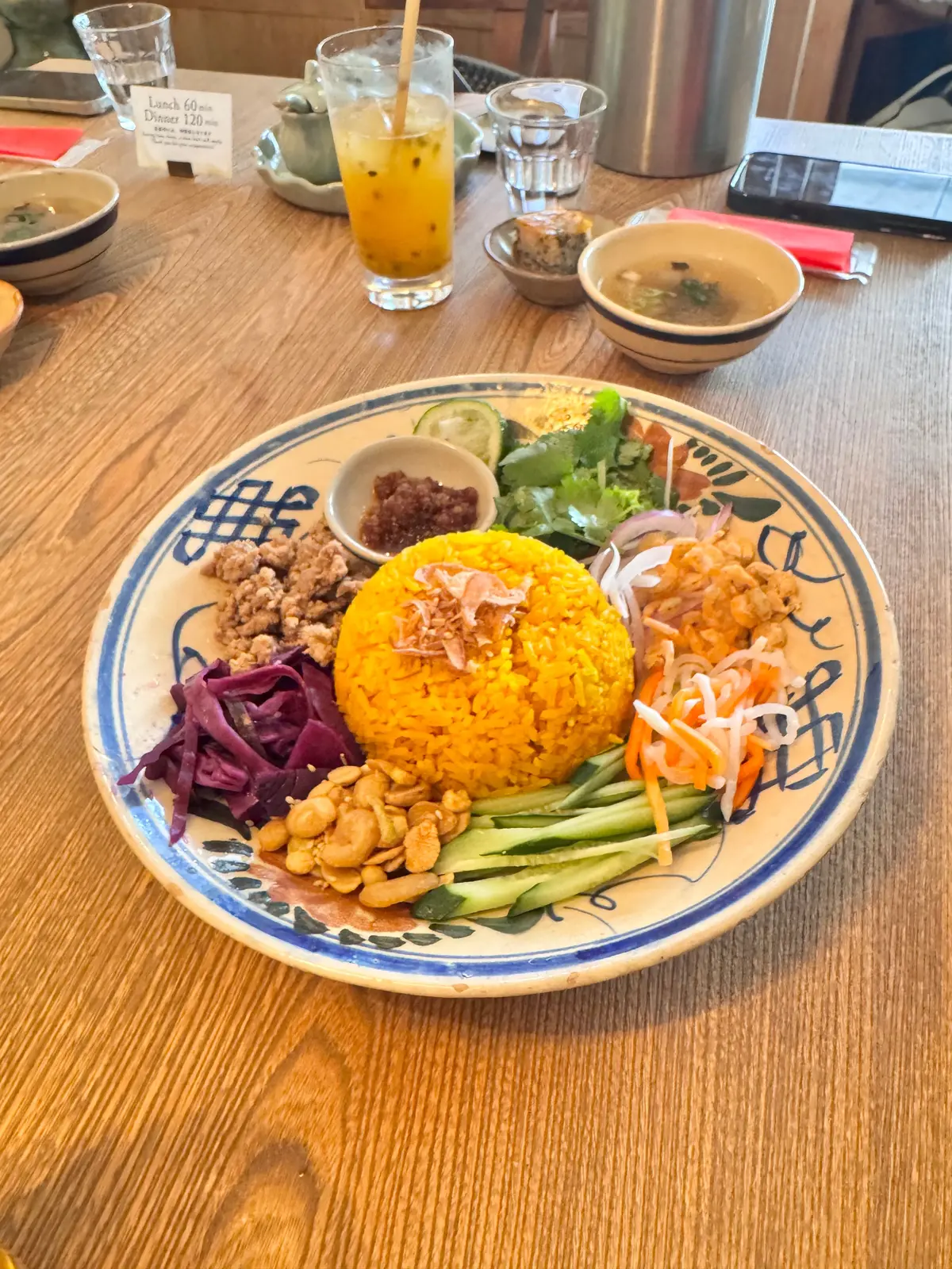 50代コーデ｜リボンTシャツ×白パンツでの画像_5