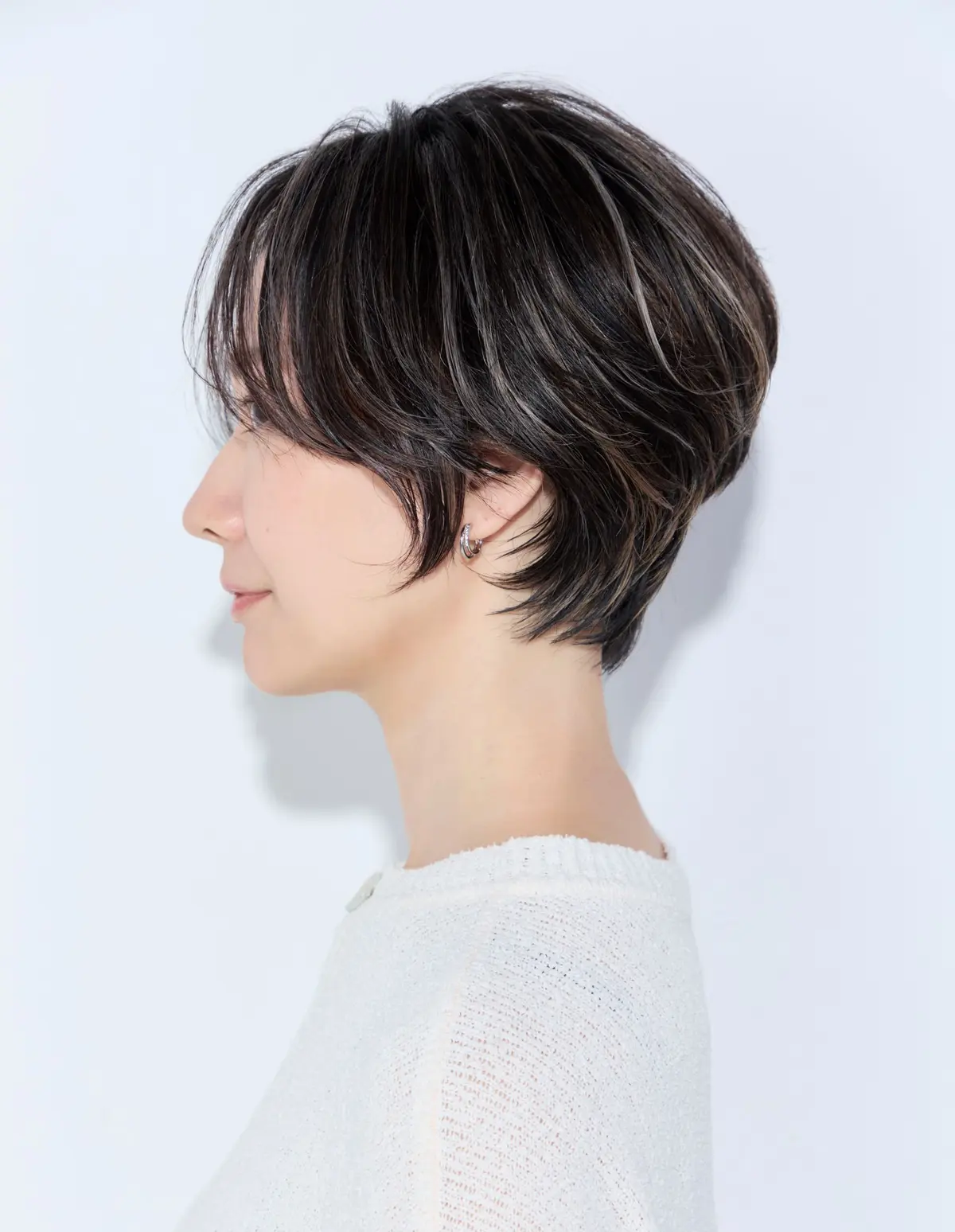 Webエクラ  横から見たショートヘアスタイル　40代 50代 髪型
