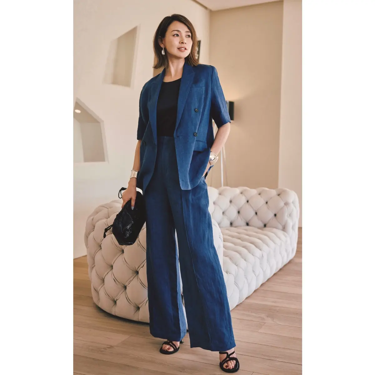 ブルーデニムのジャケットとパンツのセットアップに、黒トップスを合わせたコーディネート　モデル・SHIHO