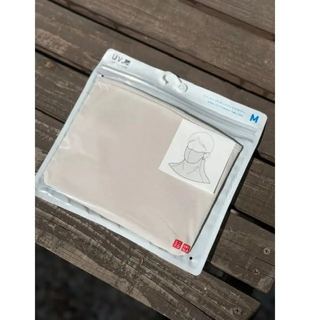 UNIQLOフェイスカバー。ベージュのUVカットマスクが透明なプラスチック袋に入れられ、サイズ表記「M」とマスクのイラストが記載されている