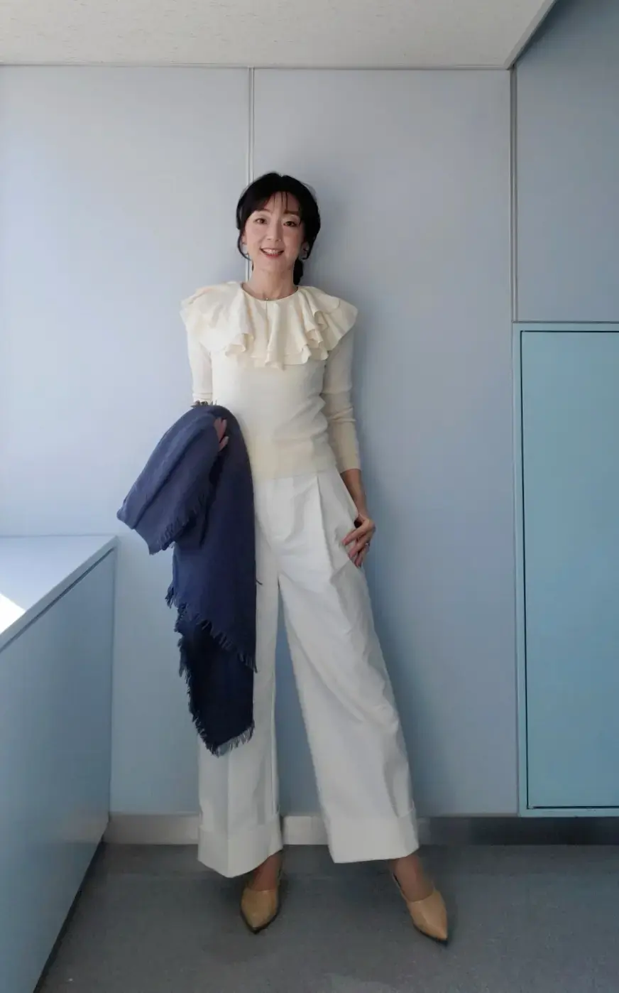 全身ホワイトコーデ　ワイドパンツ　フリルニット