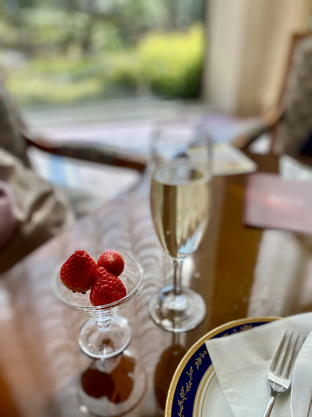 リーガロイヤルホテル東京 アフタヌーンティー シャンパンといちごデザート
