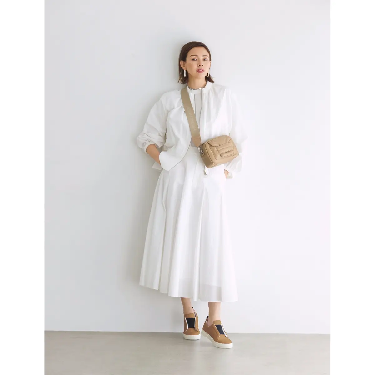 ブルゾンとトップス、フレアースカートを白でまとめたオールホワイトコーディネート　モデル・SHIHO