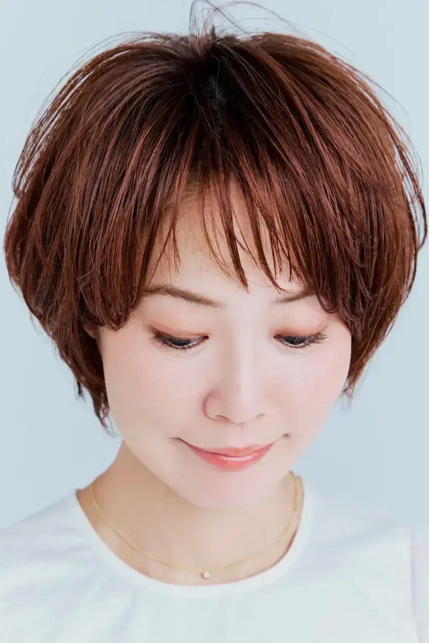 中央のみ眉上の薄いショートバングにして、サイドへ斜めにつなげたフロント