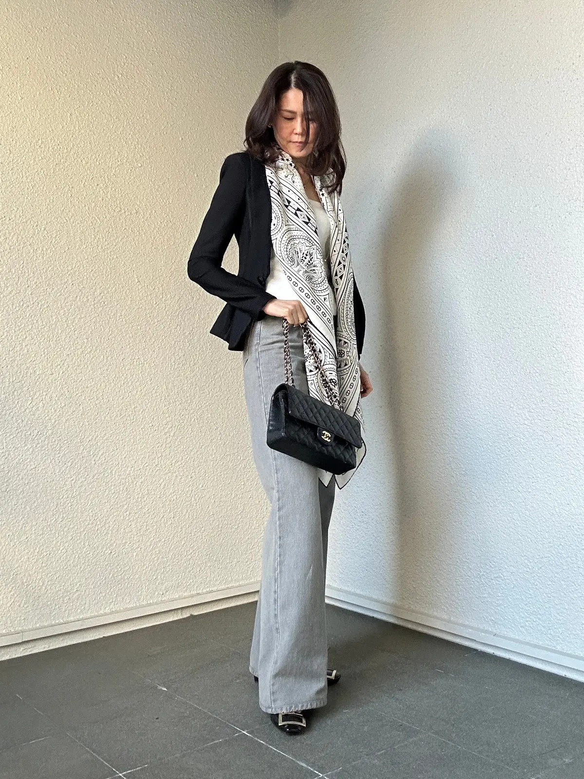 エルメスのスカーフ、ジーンズコーデ