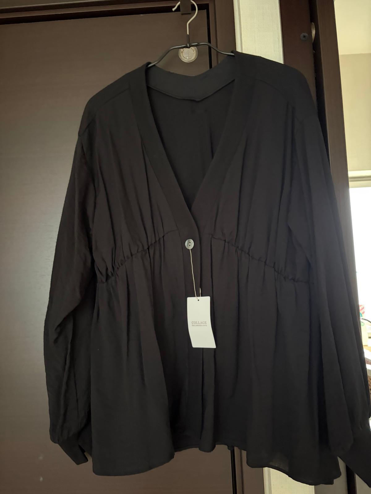 黒色のVネックブラウス。ゆったりとしたシルエットで、長袖。ウエスト部分にギャザーがあり、ドレープ性がある。胸元にCOLLAGEのロゴが入ったタグが付いている。