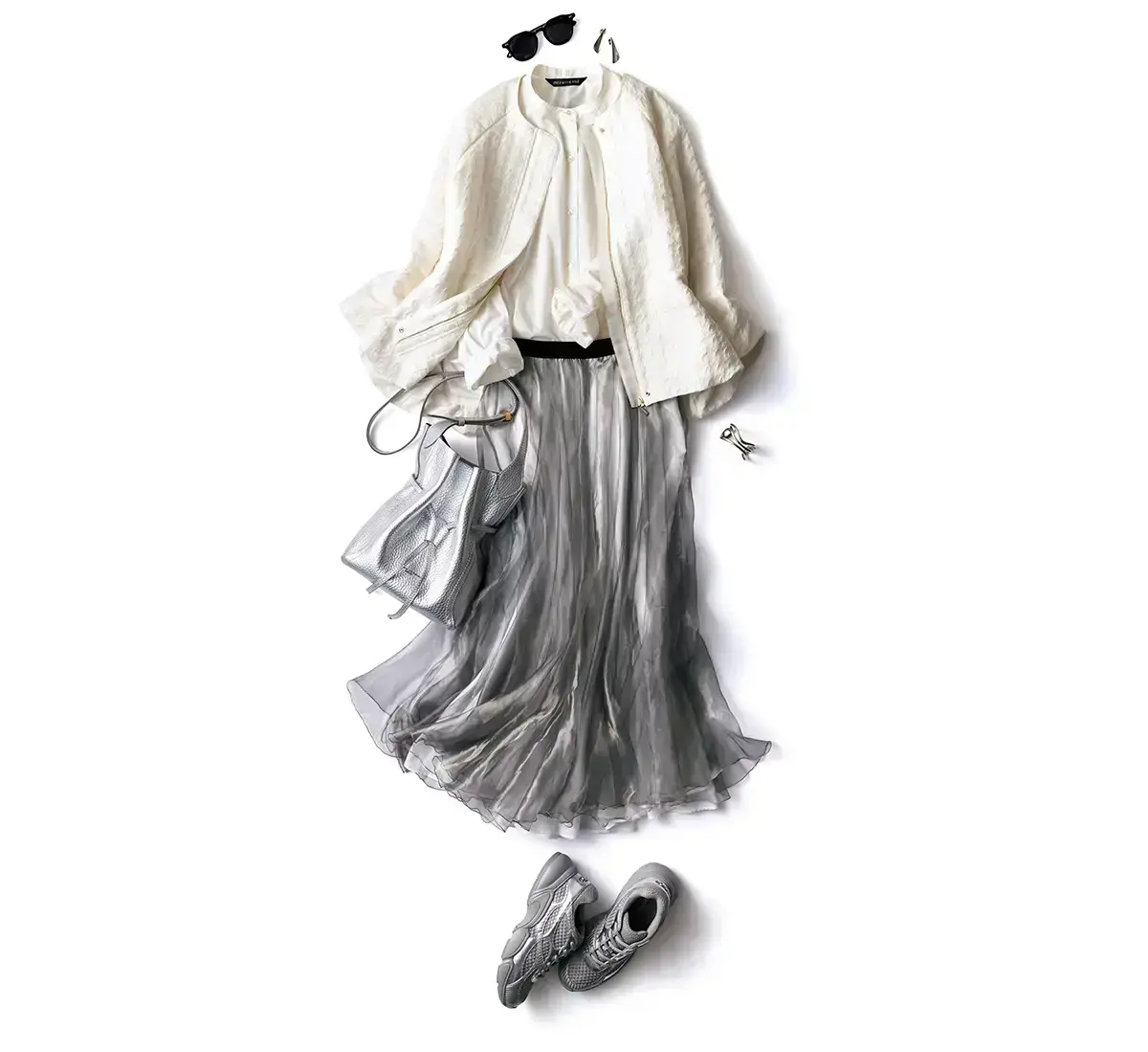 50代　春コーデ　ノーブルでありながら、今どき感も満点。プラチナカラーの洗練効果