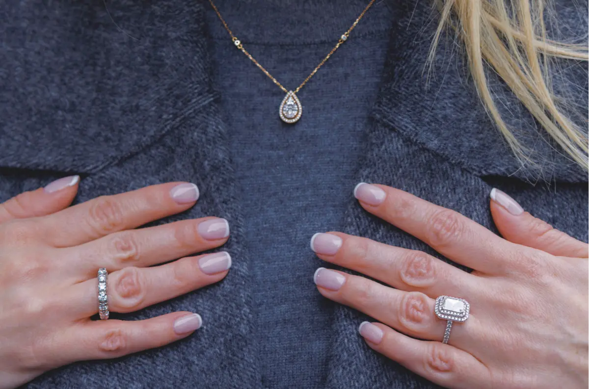 パリマダムは「ジュエリーの重ねづけ」で存在感と個性を演出【海外ファッションSNAP】クレモンス（不動産会社広報／パリ