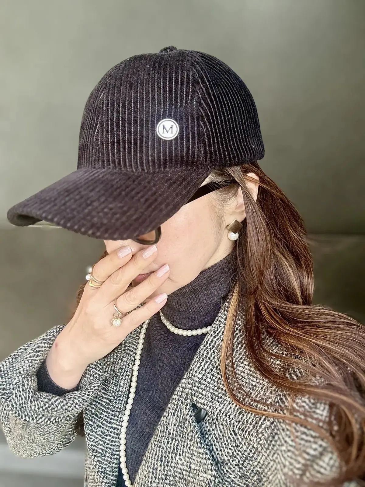 パールアクセサリー　キャップ スニーカーコーデ