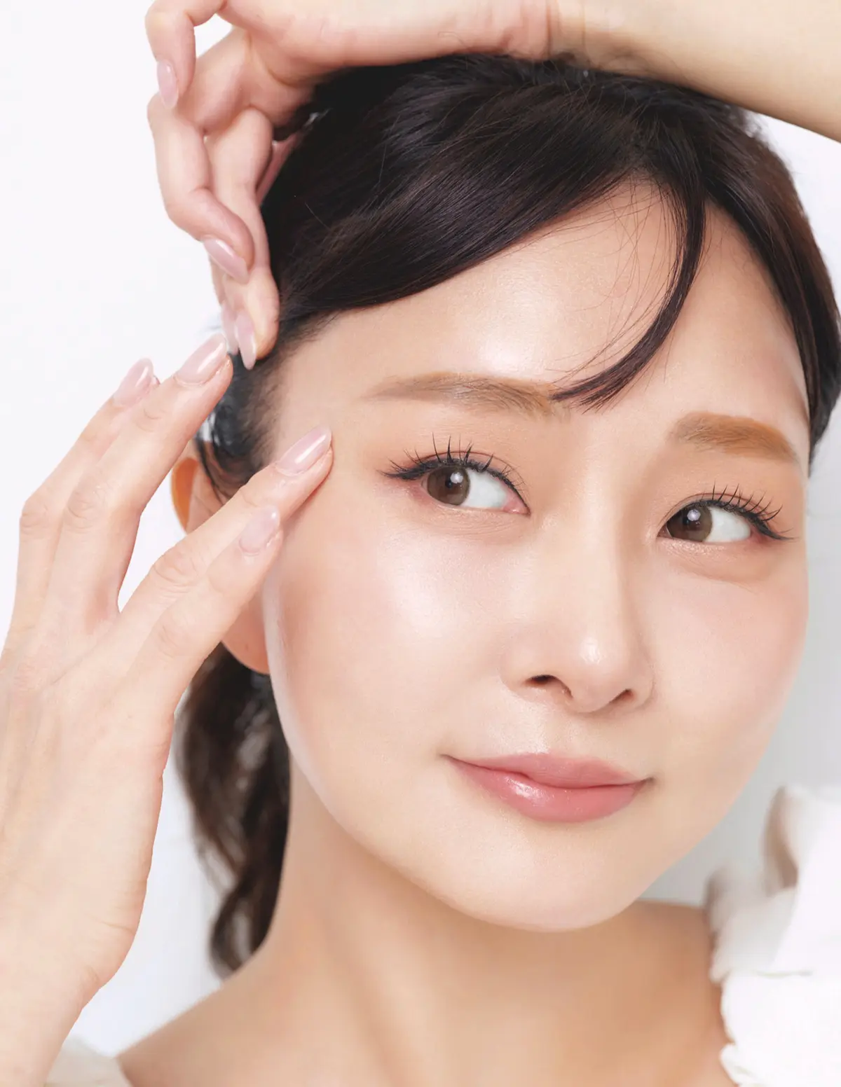 石井美保　アイケアはこめかみまで塗る　生えぎわを指で押さえてシワをのばし、ピ ンと張らせてからアイケアアイテムを。目まわり全体、こめかみまでたっぷりと。　頭皮