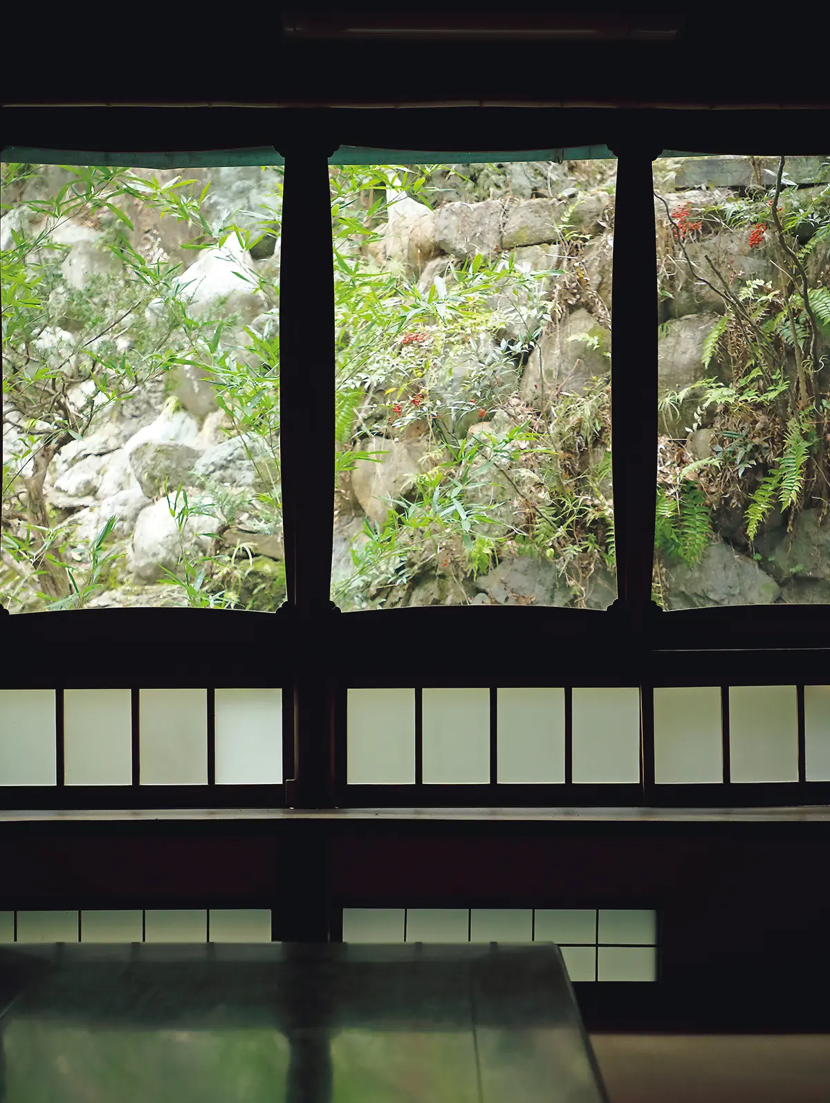 部屋からは山の斜面を利用した庭 園を展望。春には窓一面が新緑に染まる