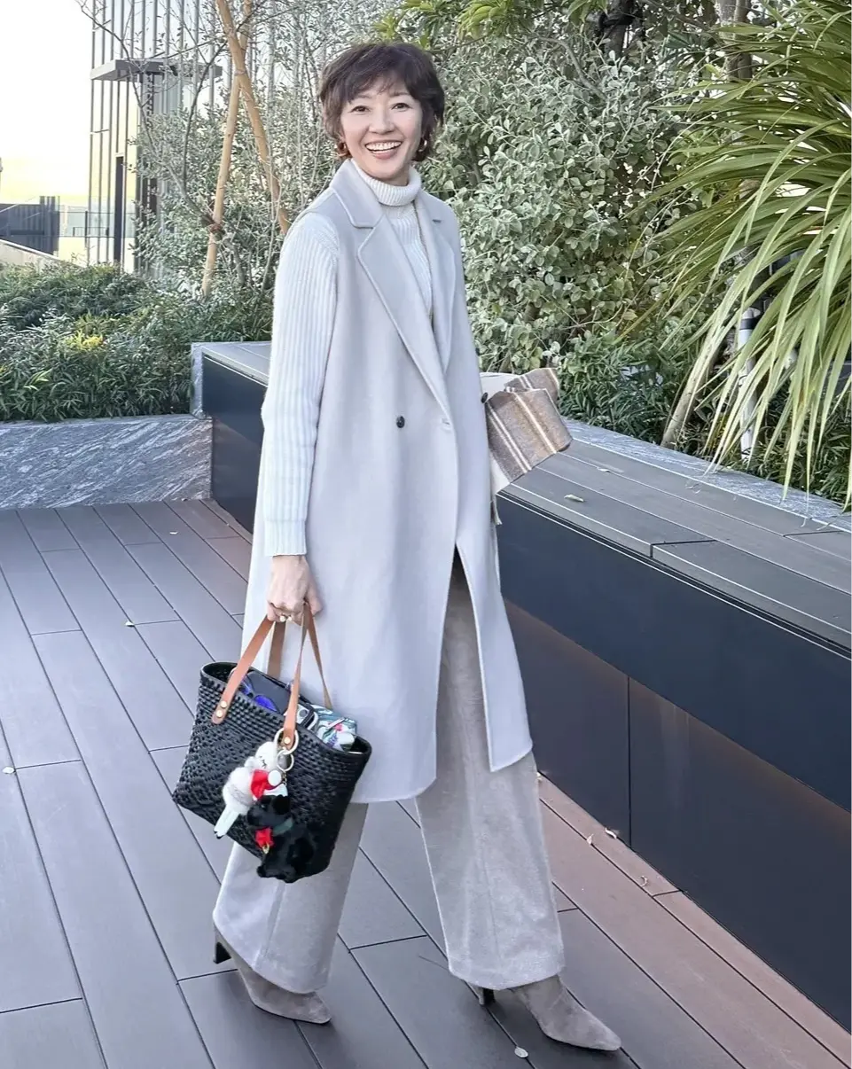 エクラ華組細谷奈弓さん　ベージュのワントーンスタイル アフタヌーンティーコーデ