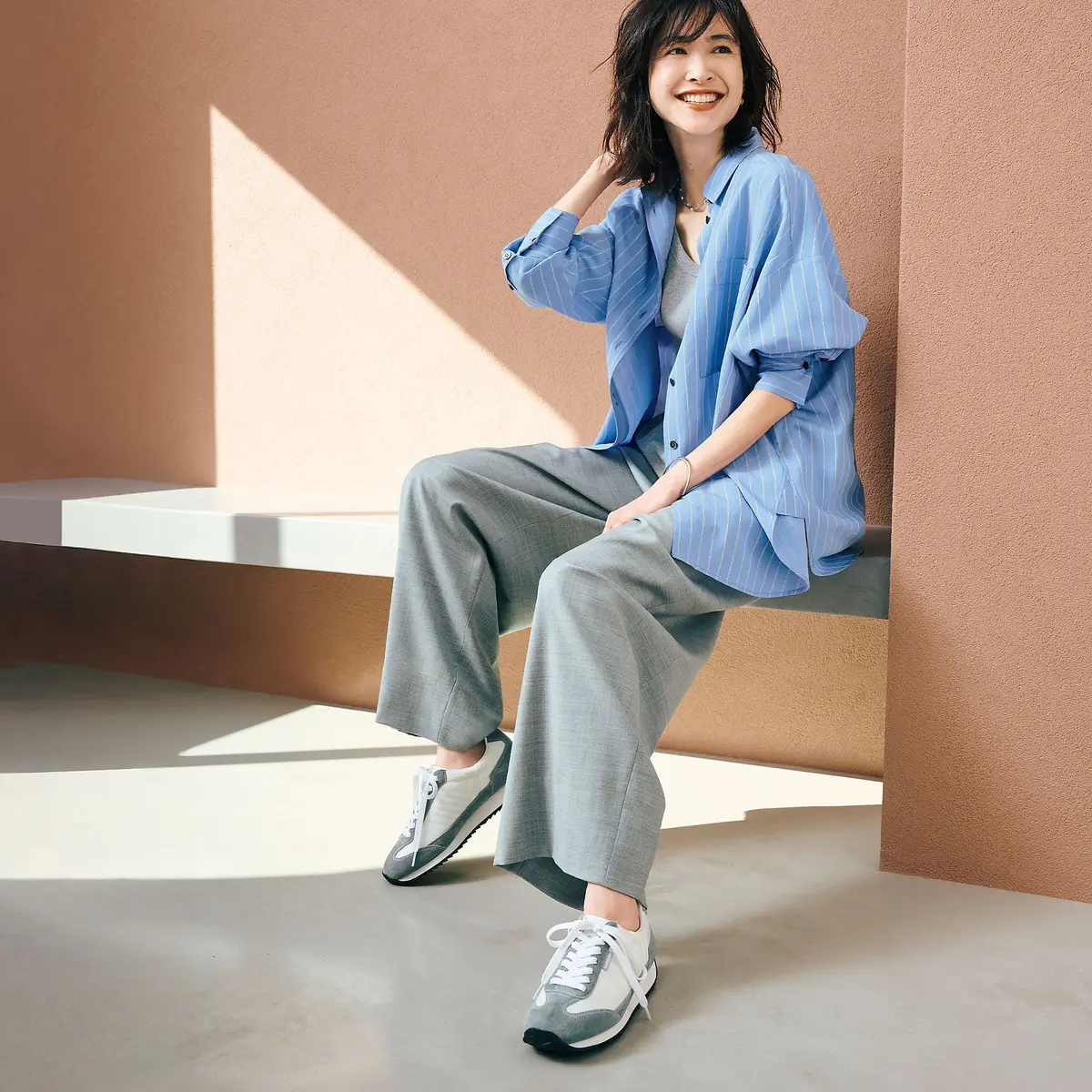 グレー＆ホワイトコーデ　シャツ　パンツ　 50代 3月 春ファッション