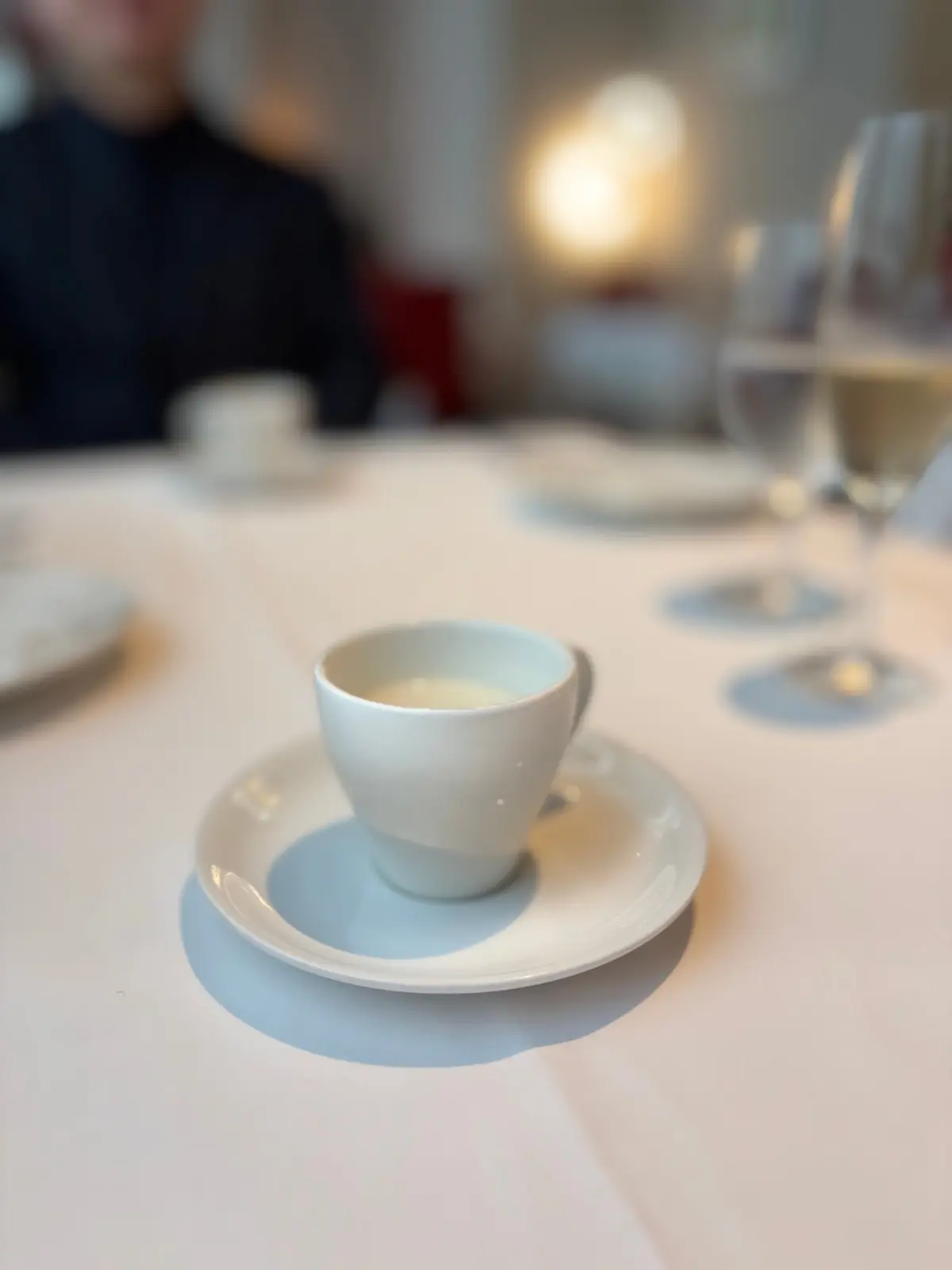 ビストロスープ コース料理 前菜 温かいスープ 白い器 上品ディナー 記念日食事