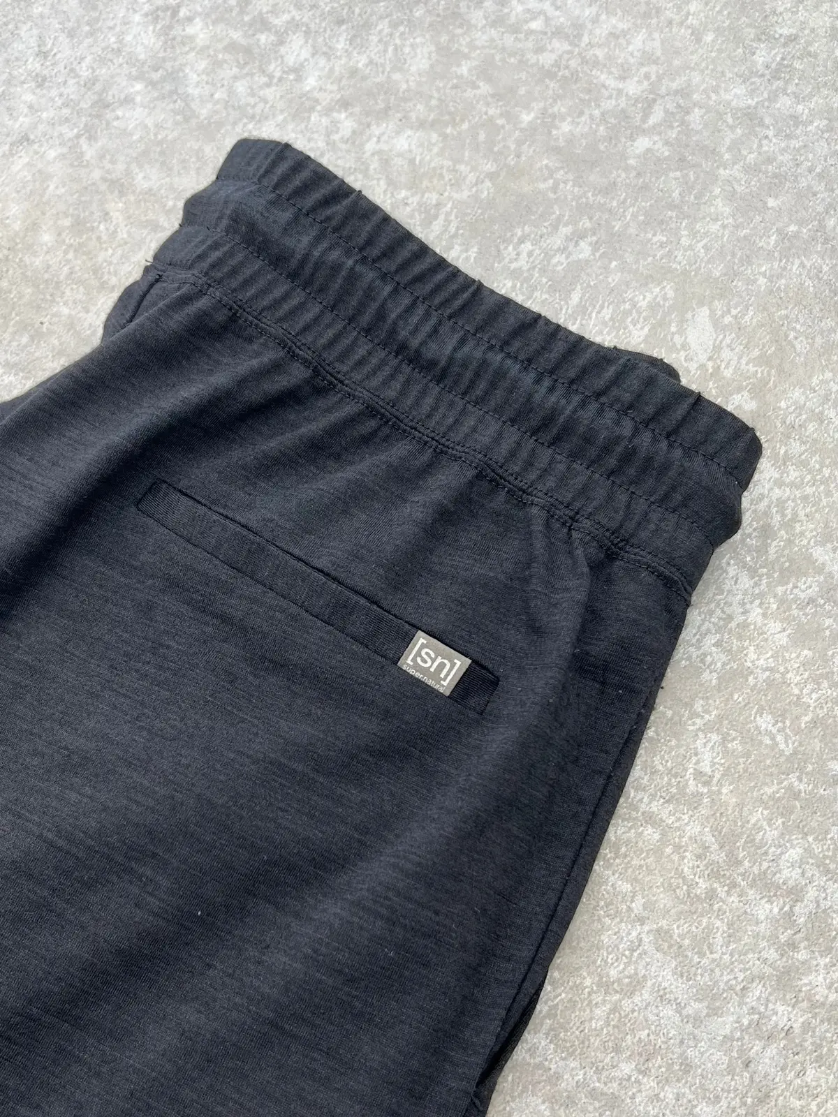 【sn】スーパーナチュラル素材のSLOANEのセンタータックパンツ　エクラ編集部員の偏愛名品図鑑