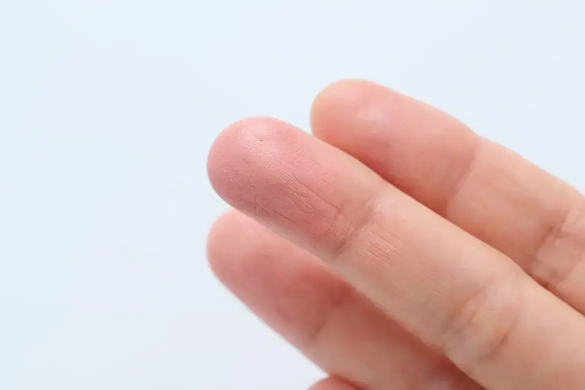 指に取るクリームチークの量は、ほんの少しでOK