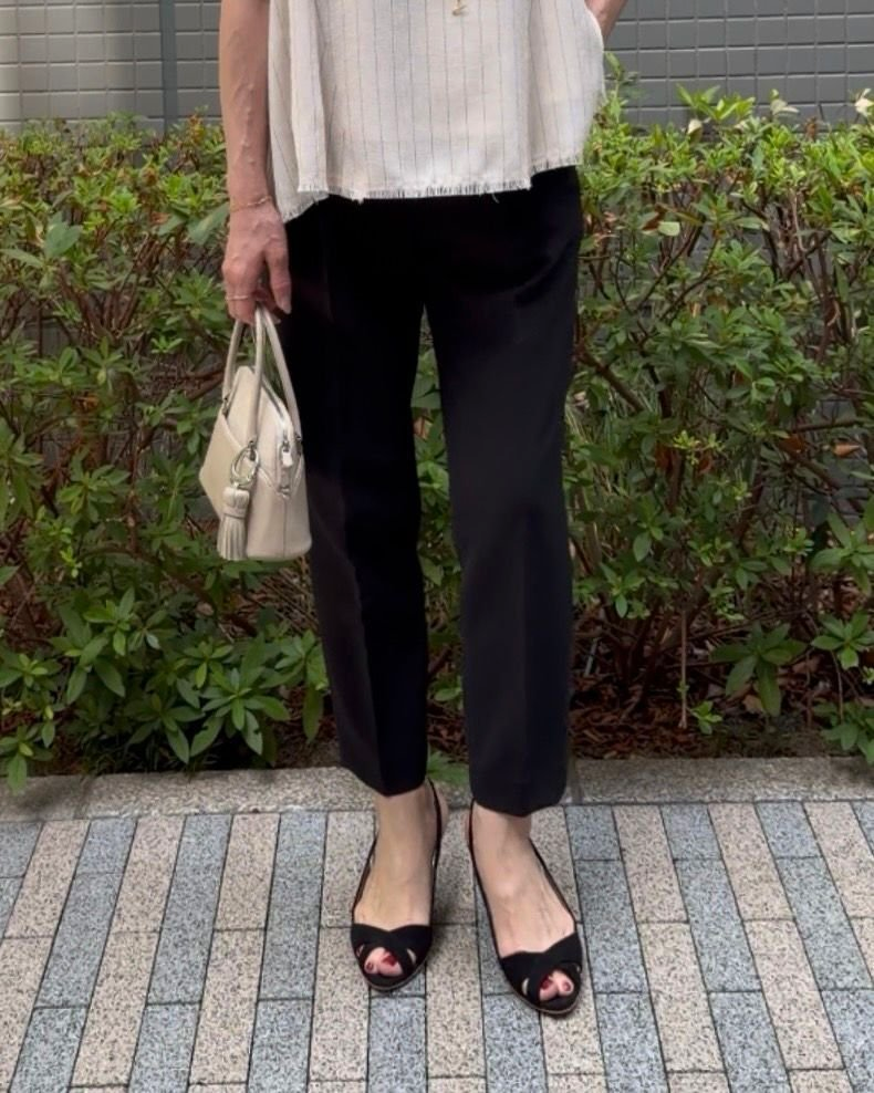トゥモローランドの黒のクロップドパンツ　サラッとした素材感で肌触りがよく、ストレスフリーなはき心地
