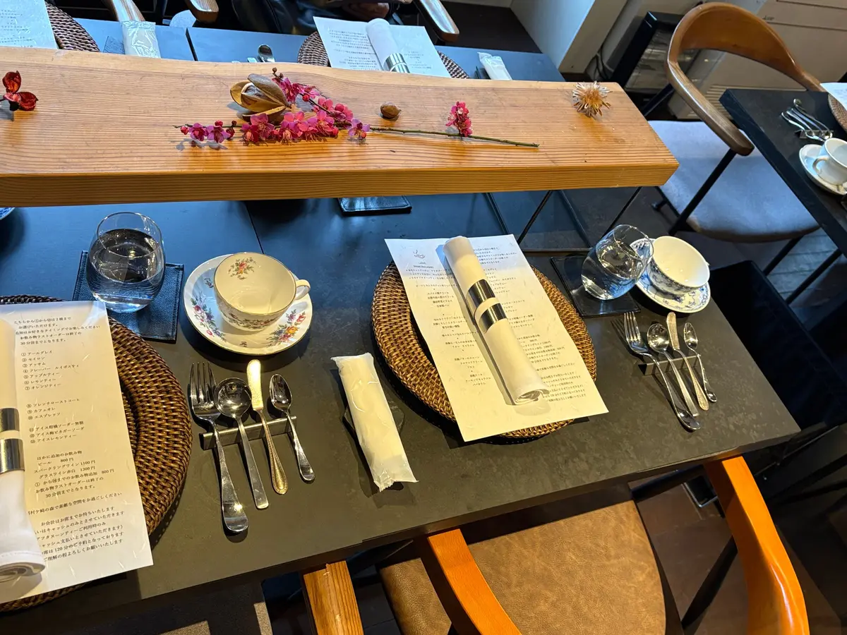 お庭の梅を使った季節のテーブルセッティングが素敵。