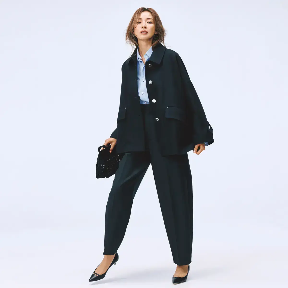 ショート丈のステンカラーコート×タックパンツのネイビーコーデ