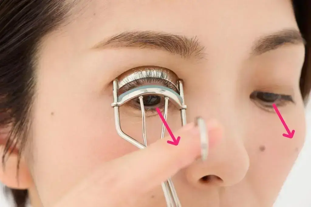 目線を斜め下に向けながらキュッと挟むと、根元から「グッ」と立ち上がります。