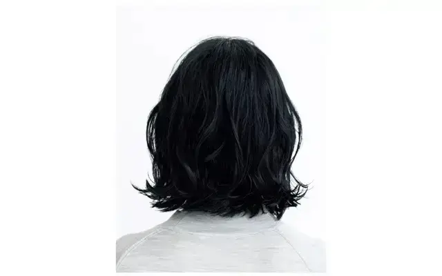 無造作＆セミウェットな束感で脱・コンサバミディアム