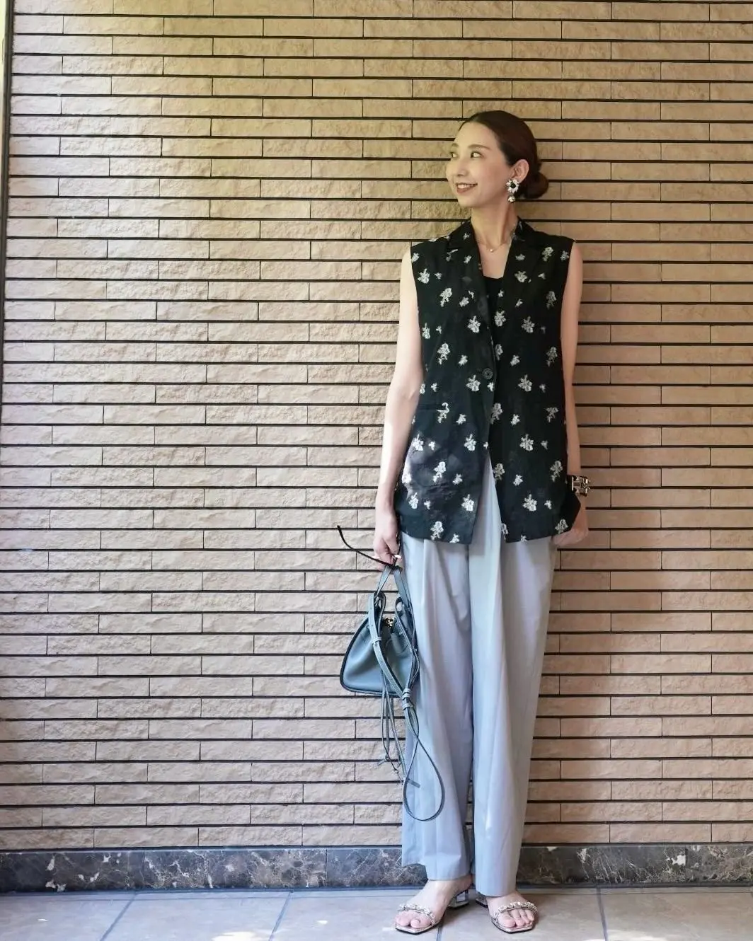 柄のあるジレ　ワンタックパンツ　夏コーデ