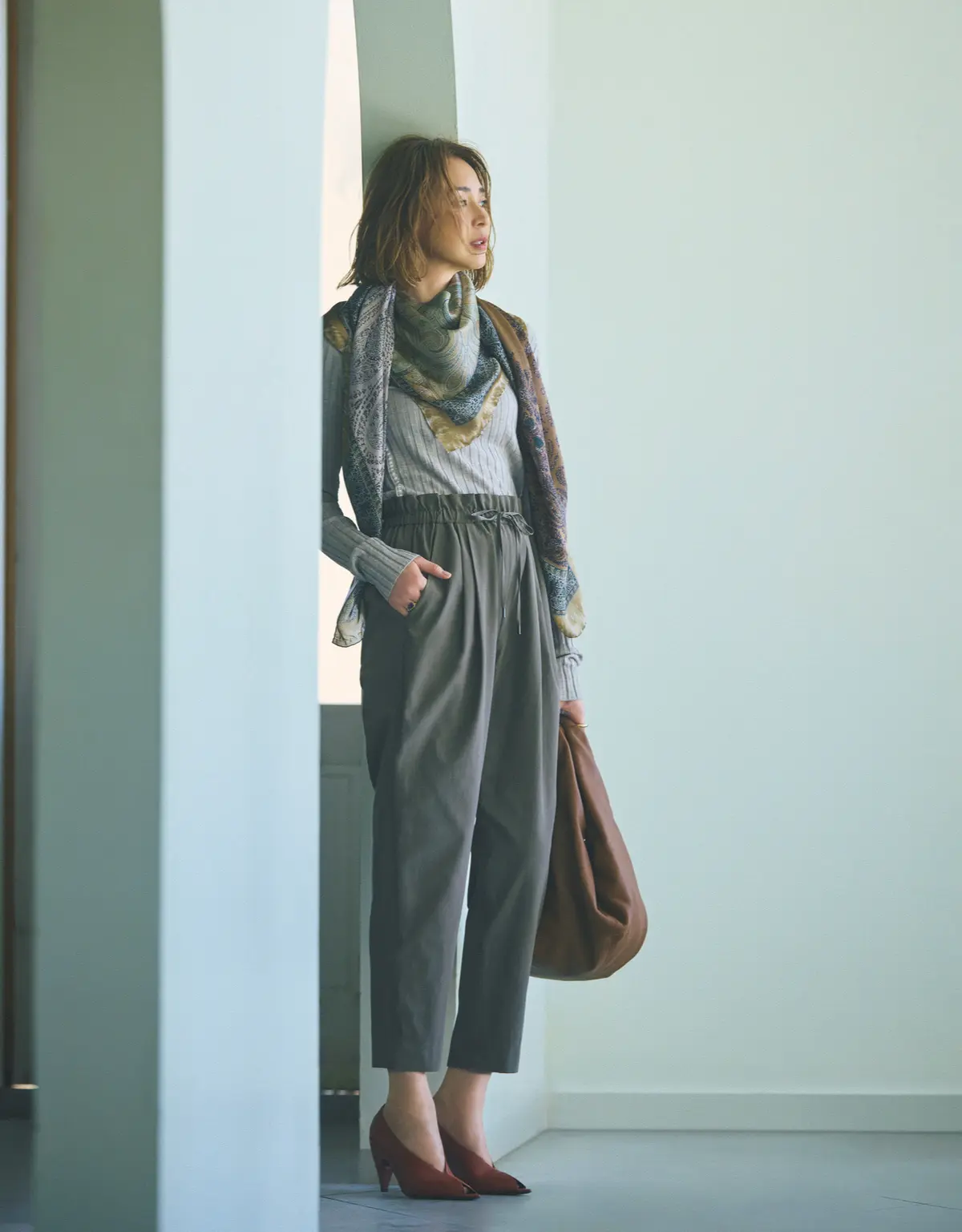 “ドロストパンツ”で若返る　SHIHO　大草直子さんが提案。この春、おしゃれを動かすアイデア　SHIHO