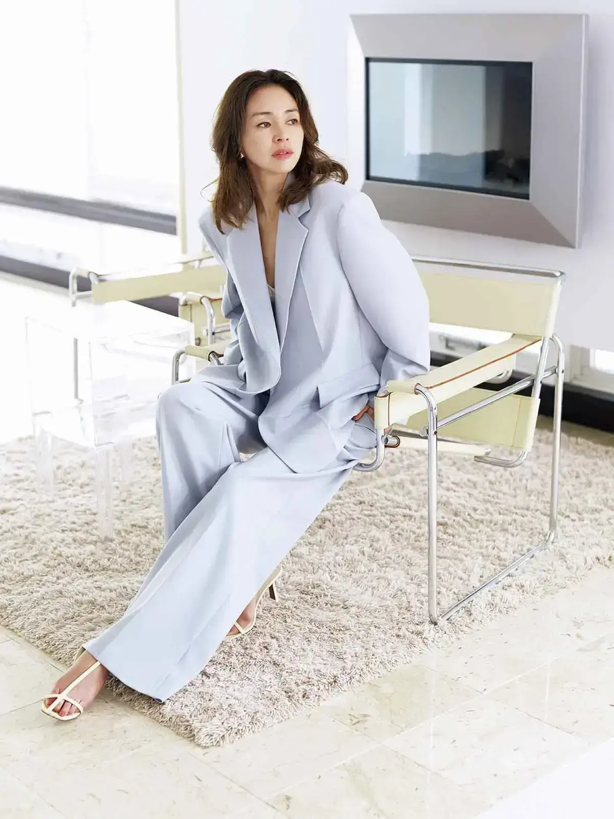 繊細なペールブルーが抜け感の決め手