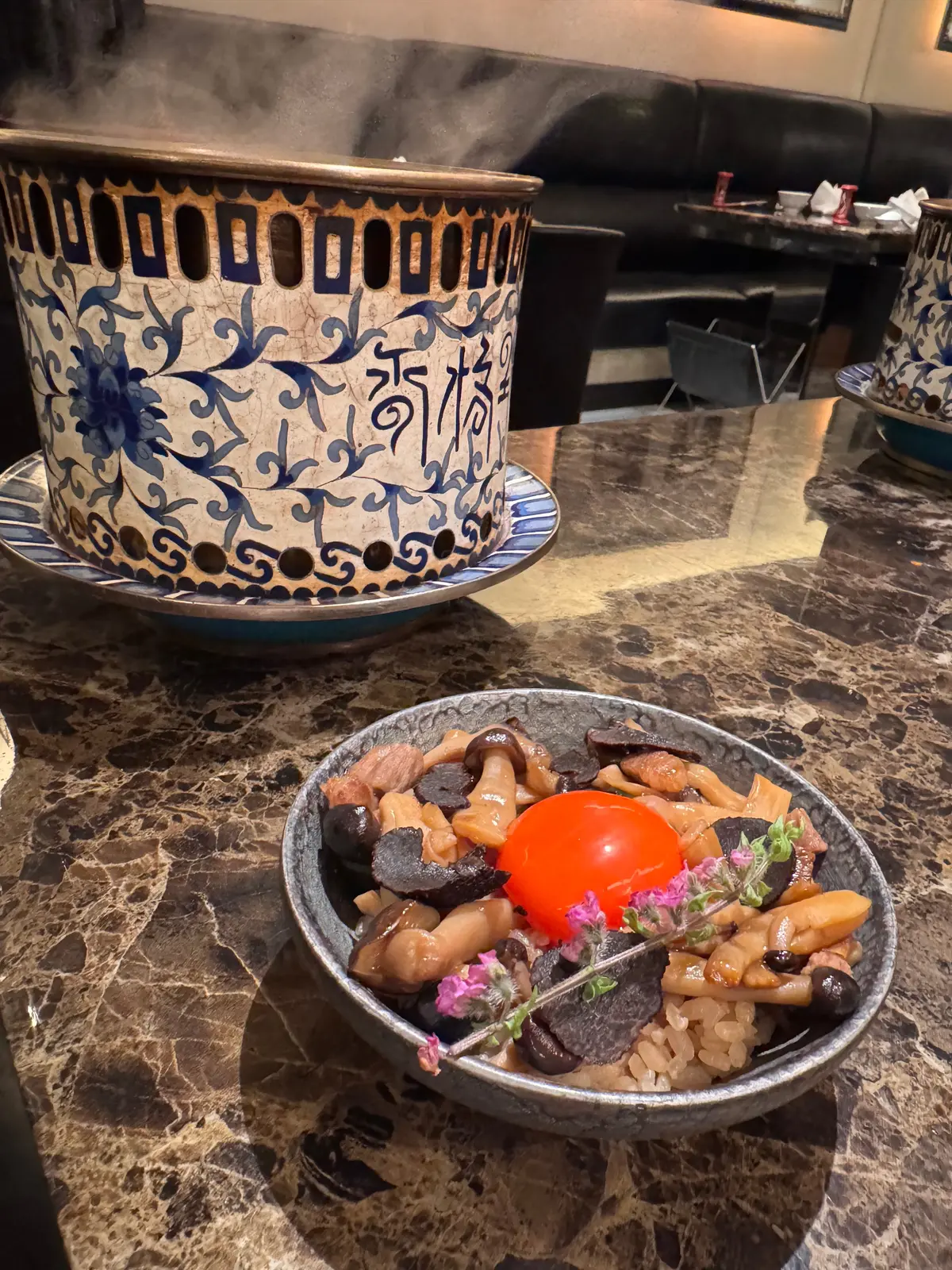 美とヘルシーを満たす寒い日の大人火鍋時間の画像_8